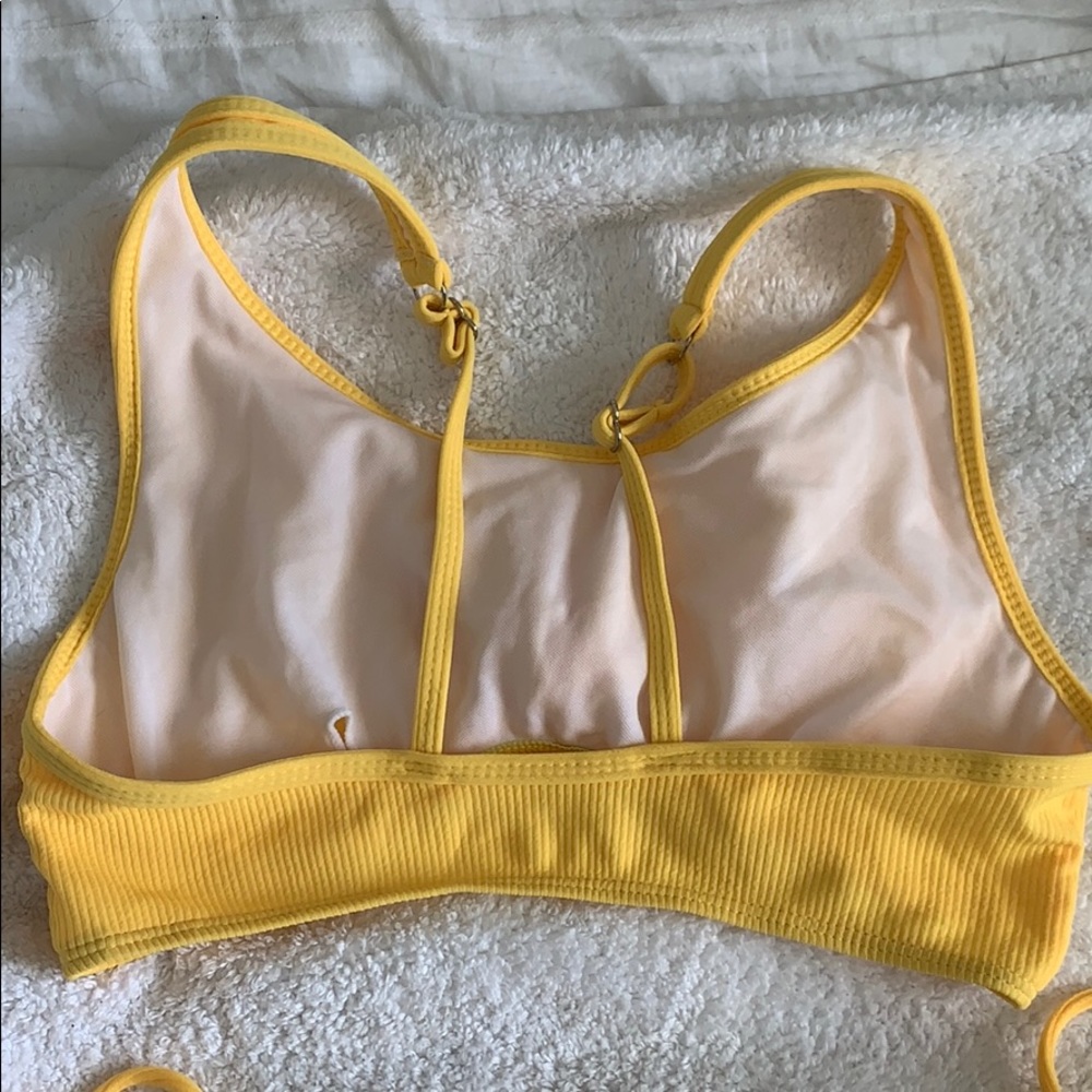 Yellow bikini - Picture 3 of 3